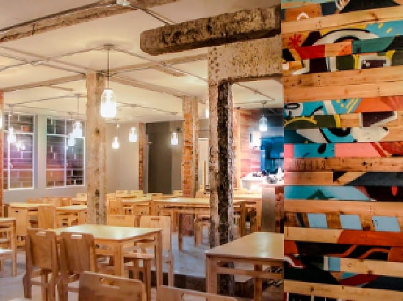 Interior de Glitch con columnas de concreto y muro de tablas pintadas