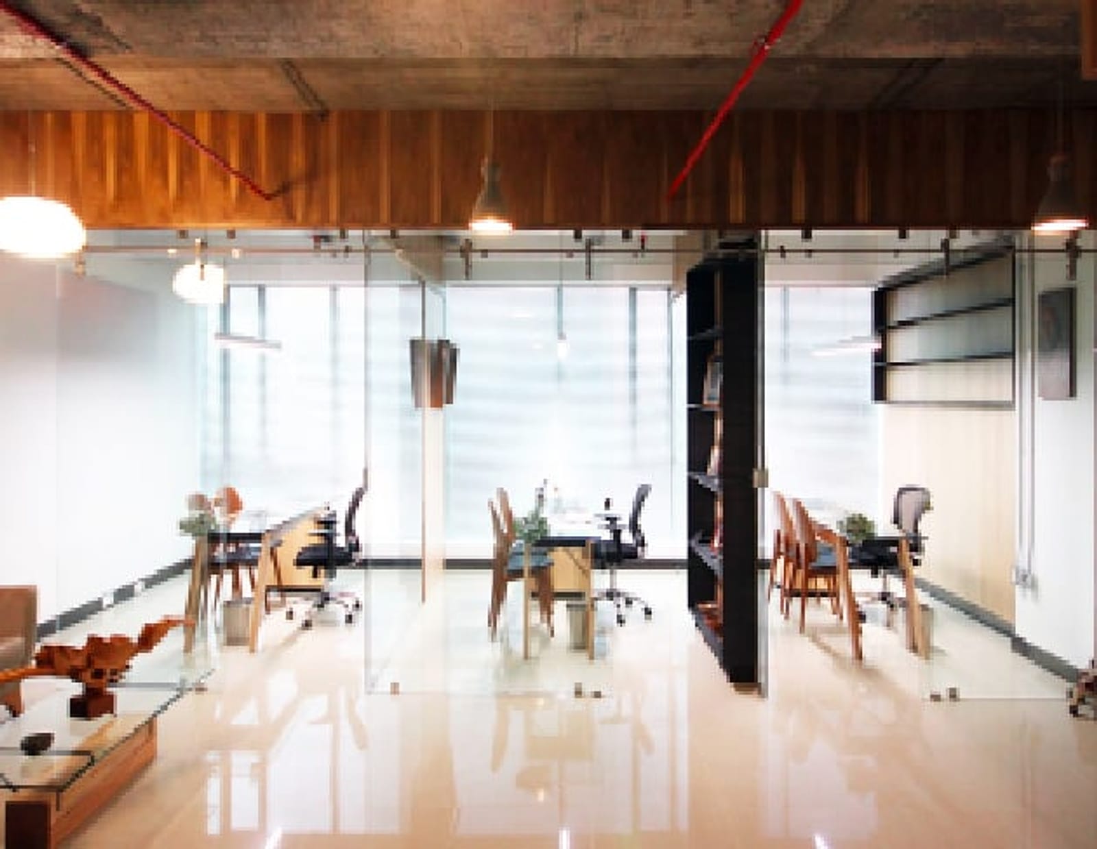 Oficinas con techo de concreto visto y divisiones de vidrio